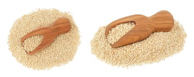 Ahşap kepçe içindeki beyaz kinoa tohumları beyaz arka planda tam derinlikte izole edilmiş. Üst Manzara. Düz yatıyordu