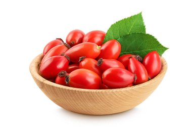 Ahşap kasedeki gül kalça beyaz arka planda izole edilmiş, geniş bir alana yayılmış. Üst Manzara. Düz yatıyordu