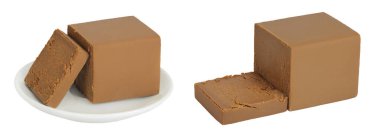 Esmer peynir. Beyaz arka planda tam derinlikte izole edilmiş seramik bir kasede Norveç kahvaltısı..