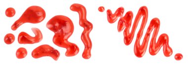 Kırmızı çilek şurubu beyaz arka planda izole edilmiş, geniş bir alana yayılmış, Üst Manzara. Düz yatıyordu,