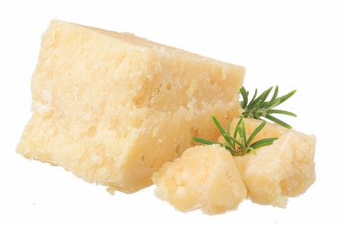 Beyaz arka planda biberiyeli parmesan peyniri parçaları..