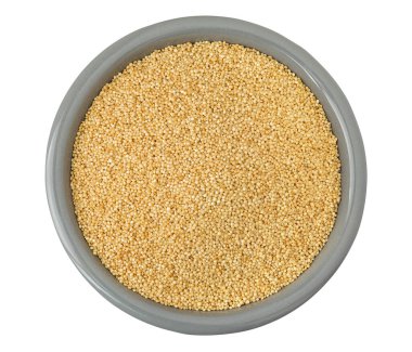 Beyaz arka planda izole edilmiş seramik kasedeki Amaranth tahıl tohumları. Üst Manzara. Düz yatıyordu.