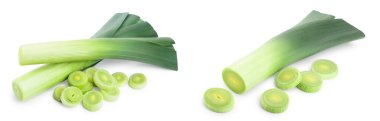 Beyaz arka planda izole dilimlenmiş pırasa sebze.
