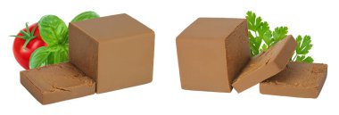 Esmer peynir. Norveç brunost 'u tam derinlikteki beyaz arka planda izole edildi.