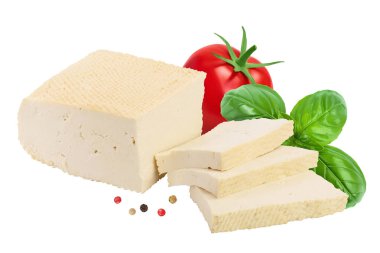 Tofu peyniri beyaz zemin üzerinde tam derinlikte izole edilmiş.