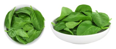 Beyaz arka planda izole edilmiş seramik kasede bebek ıspanak yaprakları. Üst Manzara. Düz yatıyordu.