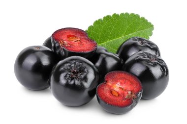 Beyaz arka planda yaprak izole edilmiş boğaz üzümü. Siyah Aronya