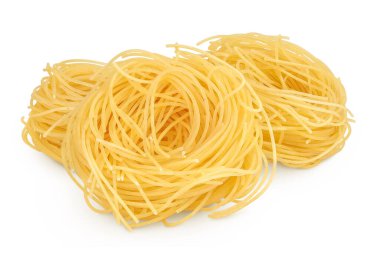 İtalyan makarna tagliatelle yuvası beyaz arka planda tam derinlikte izole edilmiş.