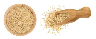 Tahta kasedeki susam tohumları ve beyaz arka planda izole edilmiş kepçeler. Üst Manzara. Düz yatıyordu.