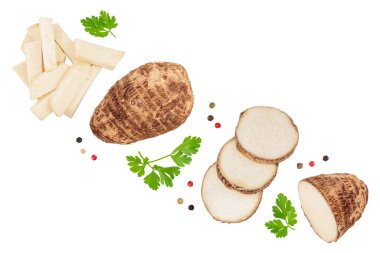 Beyaz arkaplanda izole edilmiş taze taro kökü ve metin için kopyalama alanı. Üst Manzara. Düz yatıyordu. Ayarla ya da topla.