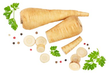 Beyaz arka planda izole edilmiş havuç kökü ve dilimler. Üst Manzara. Düz yatıyordu..