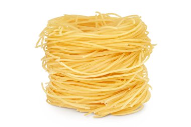 İtalyan makarna tagliatelle yuvası beyaz arka planda tam derinlikte izole edilmiş.