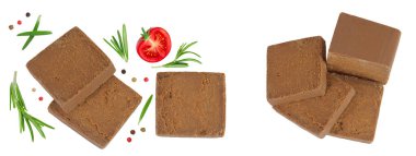 Esmer peynir. Norveç bruntu beyaz arka planda izole edildi. Üst Manzara. Düz yatıyordu.