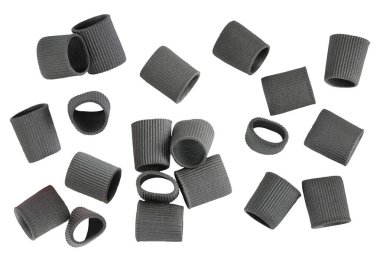 Beyaz arka planda izole edilmiş seramik kasede mürekkep balığı mürekkebi olan siyah makarna. Üst Manzara. Düz yatıyordu.