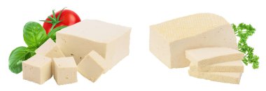 Kesilmiş tofu peyniri yığını beyaz arka planda izole edilmiş, geniş bir alana yayılmış.