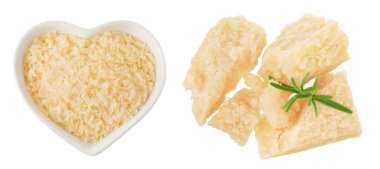 Beyaz arka planda izole edilmiş seramik kasede rendelenmiş parmesan peyniri. Üst Manzara. Düz yatıyordu.