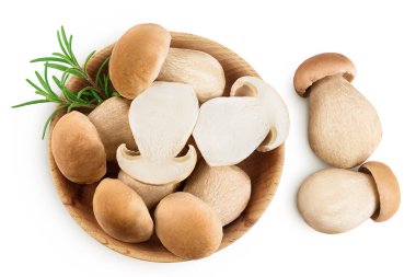 Beyaz arka planda izole edilmiş ahşap kasede taze Porcini Sefer Mantarı. Üst Manzara. Düz yatıyordu.