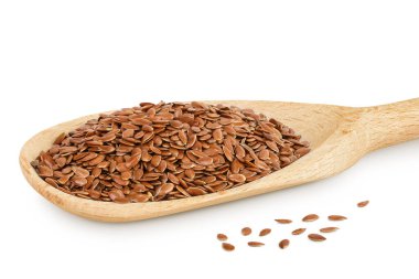 Beyaz arka planda izole edilmiş tahta kaşıkta keten tohumu.