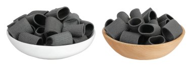 Beyaz arka planda izole edilmiş seranik kasede mürekkep balığı mürekkebi olan siyah makarna..