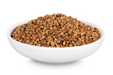 Beyaz arka planda izole edilmiş seramik kasede çiğ karabuğday.