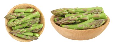 Beyaz arka planda izole edilmiş ahşap kasede taze kuşkonmaz. Üst Manzara. Düz yatıyordu