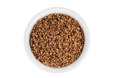 Beyaz arka planda izole edilmiş seramik kasede çiğ karabuğday. Üst Manzara. Düz yatıyordu.