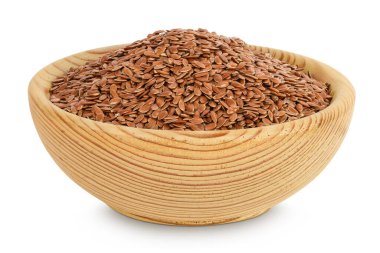 Beyaz arka planda izole edilmiş ahşap kasede keten tohumu. Üst Manzara. Düz yatıyordu.