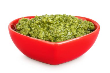 Beyaz arka planda izole edilmiş seramik kasede pesto sosu..