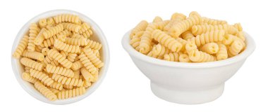 İtalyan spiral şeklinde makarna, beyaz arka planda izole edilmiş seramik kasede Fusilli bucati makarna. Üst Manzara. Düz yatıyordu