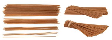 Beyaz arka planda çiğ kepekli spagetti. Üst Manzara. Düz yatıyordu.