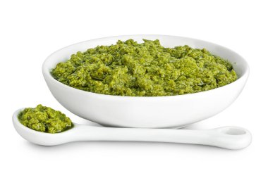 Beyaz arka planda izole edilmiş seramik kasede pesto sosu..