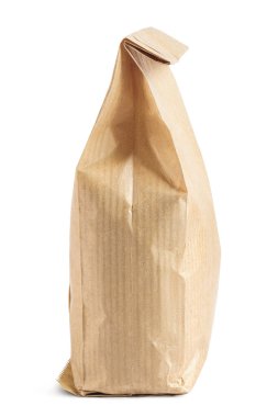 Kahverengi kese kağıdı beyaz arkaplanda izole edilmiş,