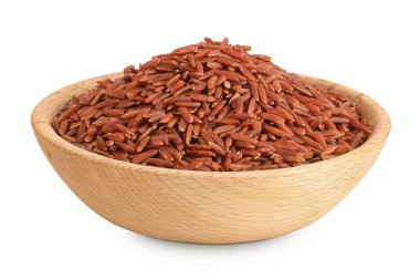 Beyaz arka planda izole edilmiş ahşap bir kasede kırmızı pirinç.