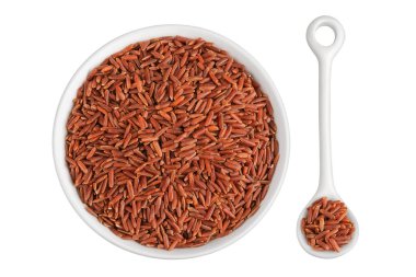 Beyaz arka planda izole edilmiş bir seramik kasede kırmızı pirinç. Üst Manzara. Düz yatıyordu.