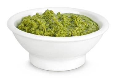 Beyaz arka planda izole edilmiş seramik kasede pesto sosu..