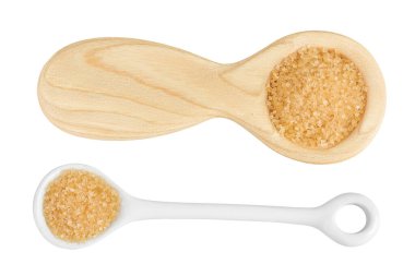 Kahverengi şeker seramik ve ahşap kaşık beyaz zemin üzerinde izole. Üst Manzara. Düz yatıyordu.