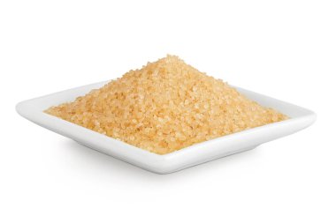 Seramik kasedeki kahverengi şeker beyaz arka planda izole edilmiş..