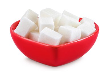 Beyaz arka planda izole edilmiş seramik kasede küp şekerler.