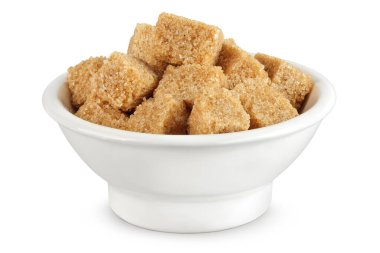 Beyaz arka planda izole edilmiş seramik kasede kahverengi şeker.