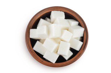 Beyaz arka planda izole edilmiş seramik kasede küp şekerler. Üst Manzara. Düz yatıyordu.