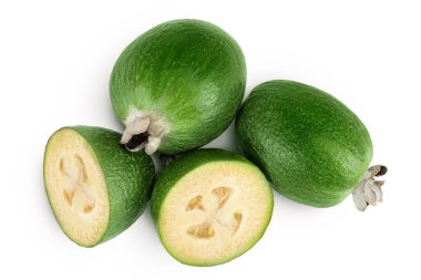 Fayjoa meyvesi beyaz arka planda izole edilmiş. Üst Manzara. Düz yatıyordu.