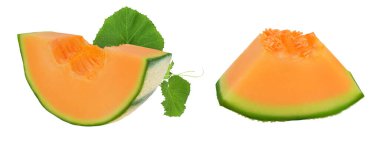 Kavun parçası beyaz arkaplanda tam derinlikte izole edilmiş.