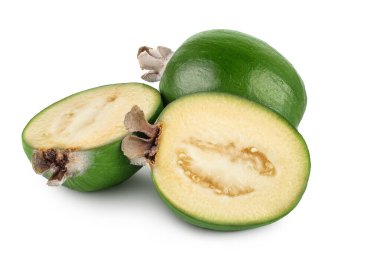 Beyaz arka plan üzerinde izole feijoa meyve.