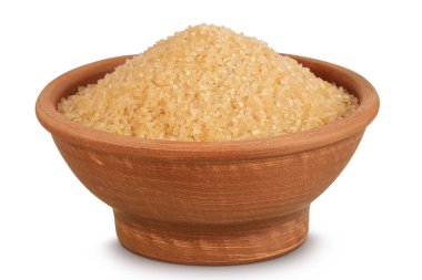 Seramik kasedeki kahverengi şeker beyaz arka planda izole edilmiş..