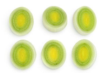 Beyaz arka planda izole edilen Leek sebze dilimlenmiş. Üst görünüm. Düz yatma.