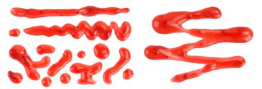 Kırmızı çilek şurubu beyaz zemin üzerinde izole edilmiş, alan derinliği tam, metin için kopya alanı ile üst görünüm. Düz yatıyordu. Düz yatıyordu,