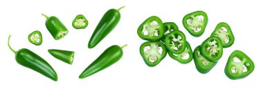 Jalapeno biberleri beyaz arka planda izole edilmiş. Yeşil biber. Üst Manzara. Düz yatıyordu.