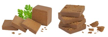 Esmer peynir. Norveç brunost 'u tam derinlikteki beyaz arka planda izole edildi.