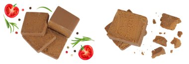 Esmer peynir. Norveç bruntu beyaz arka planda izole edildi. Üst Manzara. Düz yatıyordu.