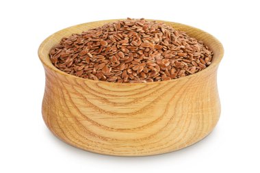 Beyaz arka planda izole edilmiş ahşap kasede keten tohumu. Üst Manzara. Düz yatıyordu.